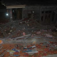 Sebuah Rumah dan Toko di Ponorogo Ambruk, 7 Orang Tertimbun