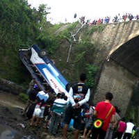 Bangkai Bus Sumber Kencono Berhasil Diangkat dari Dasar Sungai
