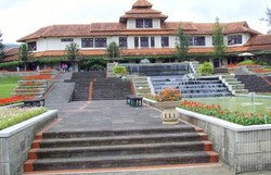 Taman Bunga Nusantara, Labirin Mempertemukan Kita