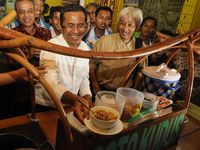 Yummy! Dahlan Iskan Makan Soto Kudus
