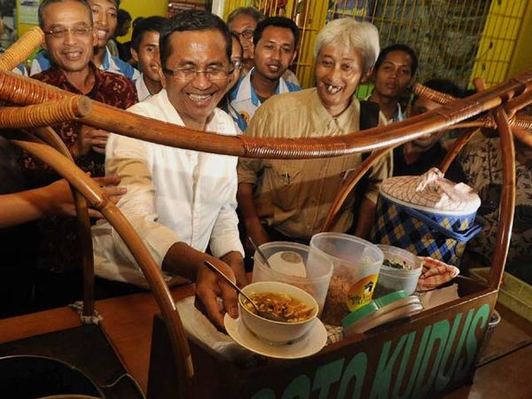 Yummy! Dahlan Iskan Makan Soto Kudus