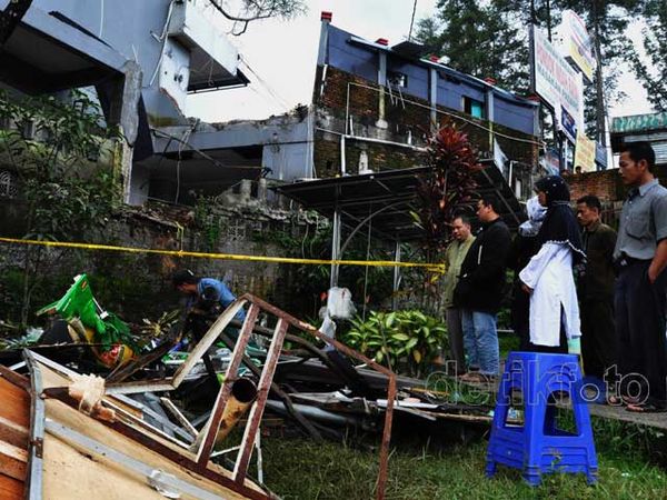 Warga Nonton TKP Kecelakaan Maut Cisarua