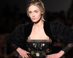 Gaun Melorot, Payudara Model Ngintip di New York Fashion Week