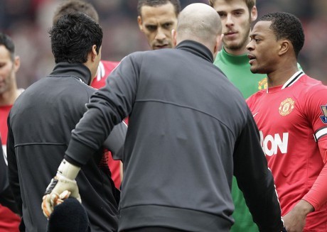 Suarez Tolak Sodoran Tangan Evra