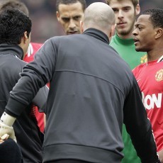 Suarez Tolak Sodoran Tangan Evra