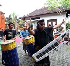 Mengintip Gladi Resik Pesta Adat Bau Nyale