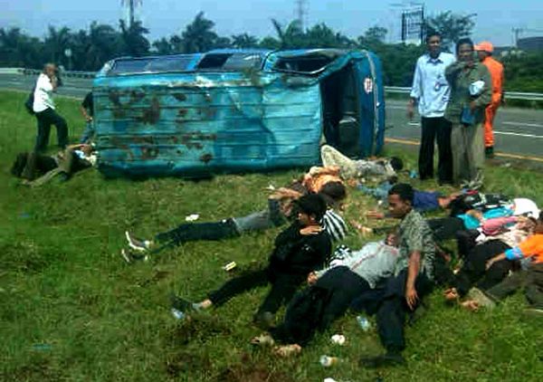 Bus Seruduk Angkot, 16 Orang Terluka