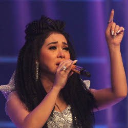 Tak Rayakan Valentine, Syahrini Pilih Maulud Nabi