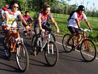 Lihat Bersepeda Bareng Artis di Lombok Yuk!
