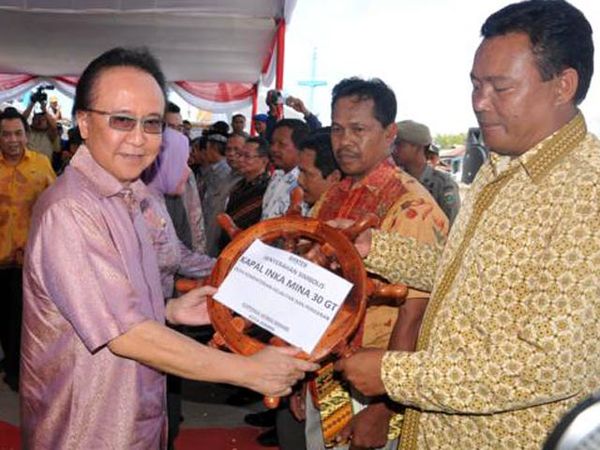 Nelayan Banten Terima Bantuan
