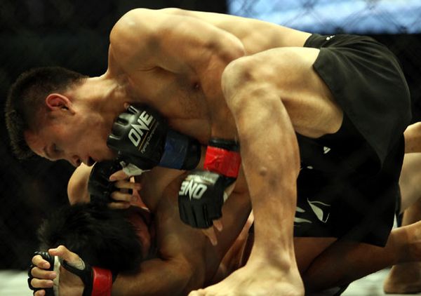 Victorio Senduk Taklukkan Fighter Malaysia