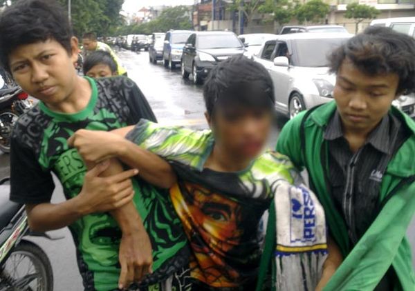 Terobos Traffic Light, Satu Bonek Terluka