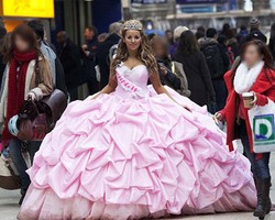 Wanita Pakai Gaun Pengantin 76 Kg Bikin Heboh di London