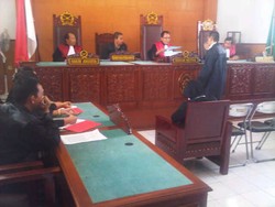 Didakwa 3 Pasal karena Email, dr Ira Simatupang Nangis di Persidangan