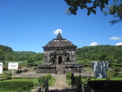 Candi Banyunibo, si mungil yang sebatang kara
