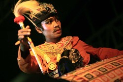 Dwiki Darmawan & Gendang Beleq yang Dinamis di Bau Nyale