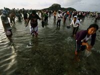 Ribuan Orang Berkumpul di Festival Bau Nyale