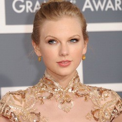 Taylor Swift Boyong 2 Piala Grammy Awards 2012