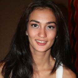 Tantangan Syuting Hello Goodbye bagi Atiqah Hasiholan