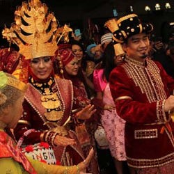 Ustad Solmed & April Menari di Pesta Pernikahan