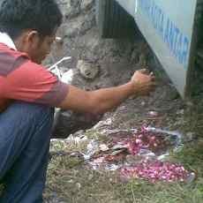 Hindari Arwah Gentayangan, Warga Tabur Bunga di Kecelakaan Bus Mira