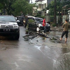 Aspal Mengelupas di Jl Supratman karena tak Kuat Tergerus Air