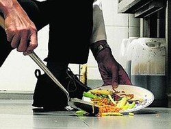 Belum 5 Menit! Makanan Jatuh di Lantai Aman Dimakan?