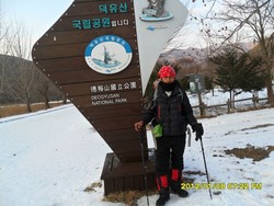MENIKMATI MUSIM DINGIN DI PUNCAK GUNUNG DEOKYU, KOREA SELATA