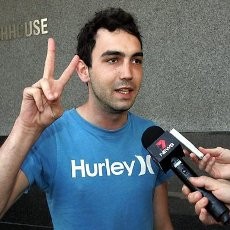 Alamak! Pamer Bokong di Depan Ratu Inggris, Pemuda Didenda Rp 7,2 Juta