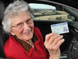 Nenek 100 Tahun Masih Bisa Mengemudi Tanpa Pernah Ditilang