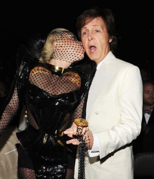 Muahh..Lady Gaga Cium Paul McCartney