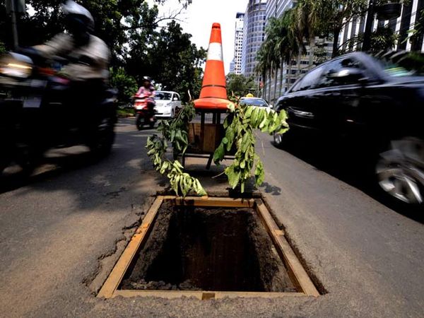 Awas! Lubang Menganga di Jalan Sudirman