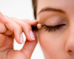 Tips Menggunakan Eyeliner Cair untuk Pemula