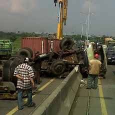 Truk Terbalik di Tol Km 0.300 Dupak-Gresik Dievakuasi
