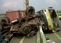 Truk Trailer Terguling di Tol Dupak-Gresik