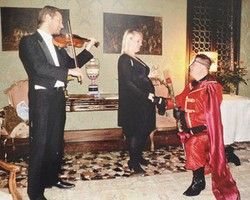 Pria-pria Rela Habiskan Puluhan Juta Rupiah untuk Lamar Kekasih