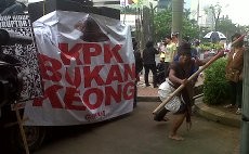 Aksi Teaterikal di KPK Sindir Abraham Disandera Busyro