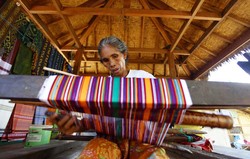 Mengintip Pembuatan Kain Tenun Khas Lombok