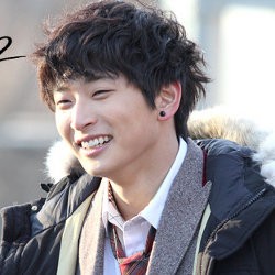 Jinwoon 2AM Beri Hadiah untuk Seluruh Kru Dream High 2