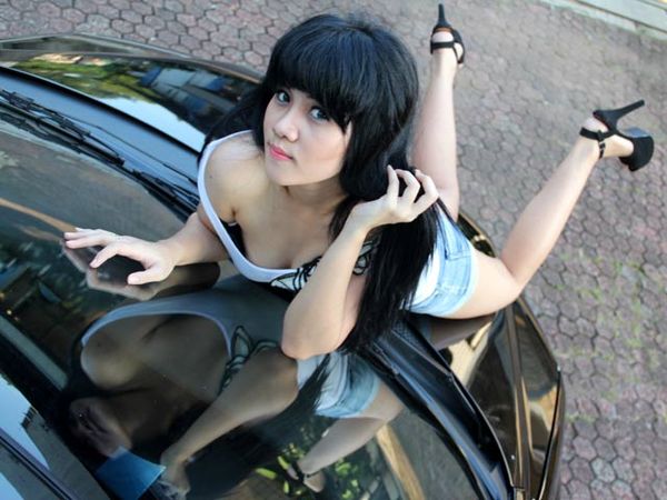 Pose Seksi Icha di Atas MPV