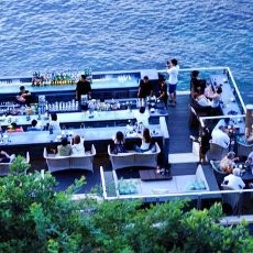 Menikmati Sunset dari Rock Bar, Bali