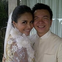 Denada dan Jerry Aurum Resmi Menikah