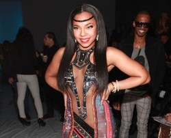 Ashanti Pakai Sepatu Sex di New York Fashion Week