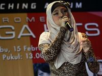 Marshanda Nyanyi Berbusana Macan