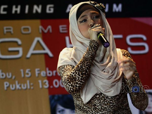 Marshanda Nyanyi Berbusana Macan