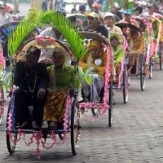 Pasangan Nikah Massal Diarak Naik Becak