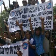 Buruh dan Sopir Angkot Bersatu Menanti Ditemui Walikota