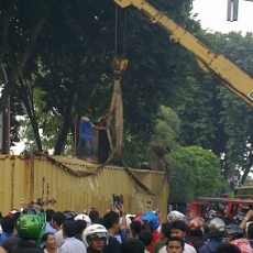 Proses Evakuasi Kontainer Terguling Dengan Mengeluarkan Isi Muatan