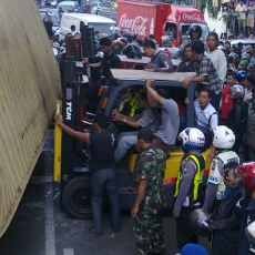 Kontainer Terguling Timpa Pengendara Motor, Polisi Duga Sopir Lalai