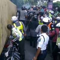 Dua Orang Tergencet Kontainer Dibawa ke RS Bhayangkara